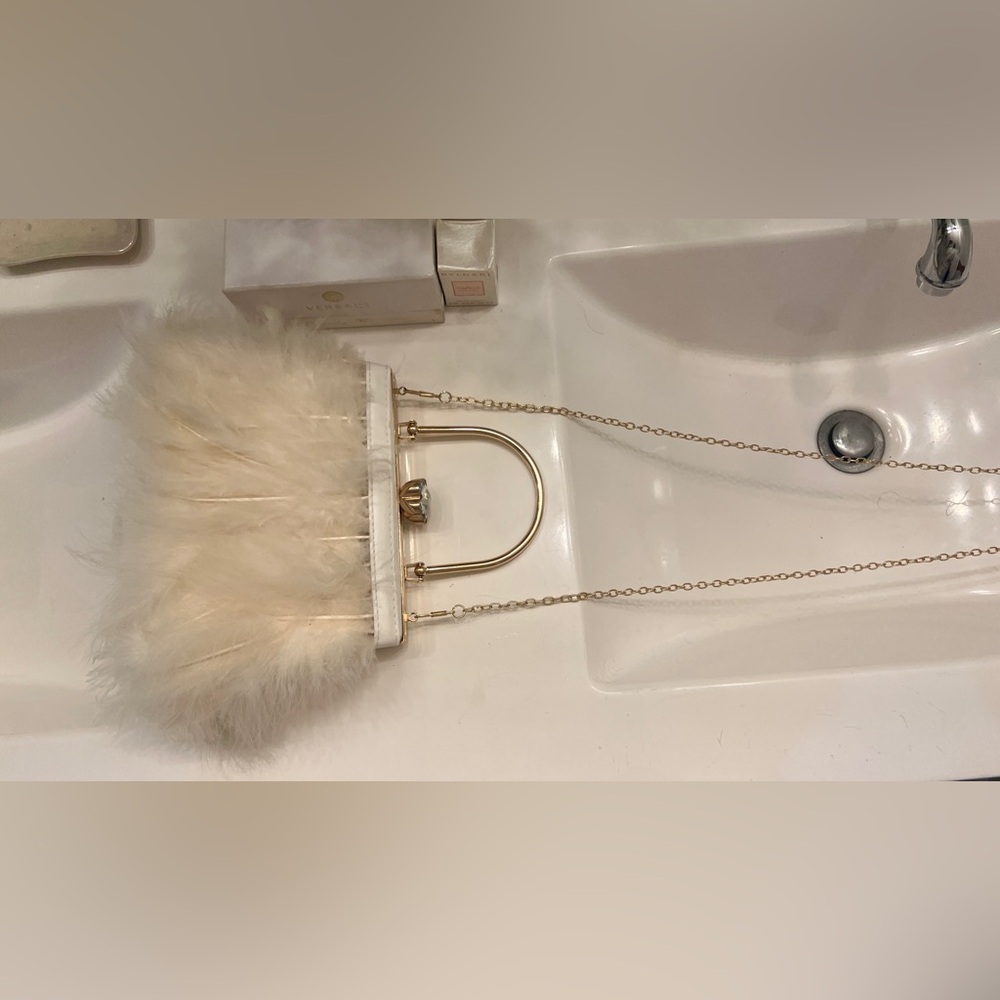 Elegant Cream Feathered top handle bag - Picture 3 of 7